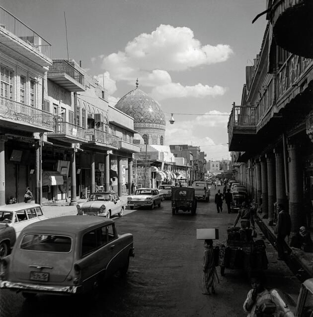 La rue Rachid et la mosquée Haydar-Khana, Bagdad, 1961.