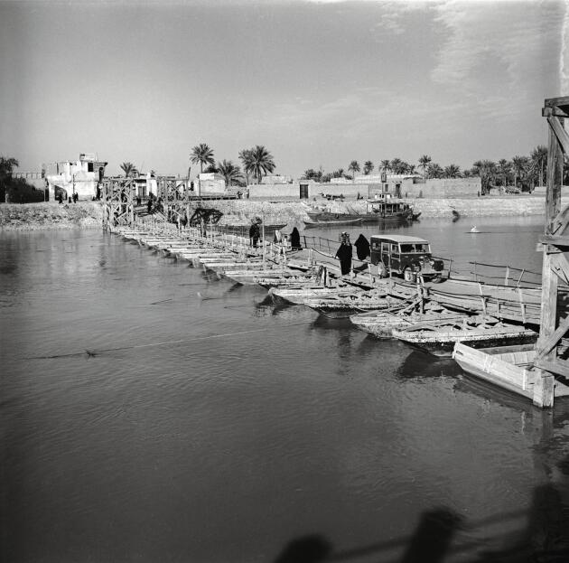 Pont flottant  à Musayib, entre Bagdad  et Kerbala, 1959. 