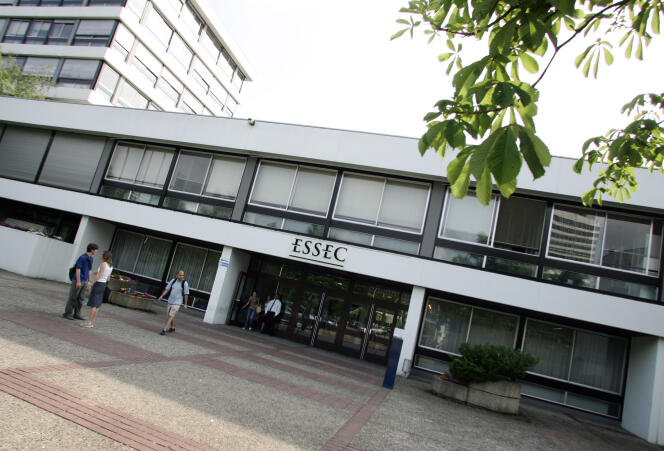 Entrée de l'Essec (Ecole supérieure des sciences économiques et commerciales), à Cergy (Val-d'Oise), en 2004. L'école a été pionnière sur la question de l'alternance.