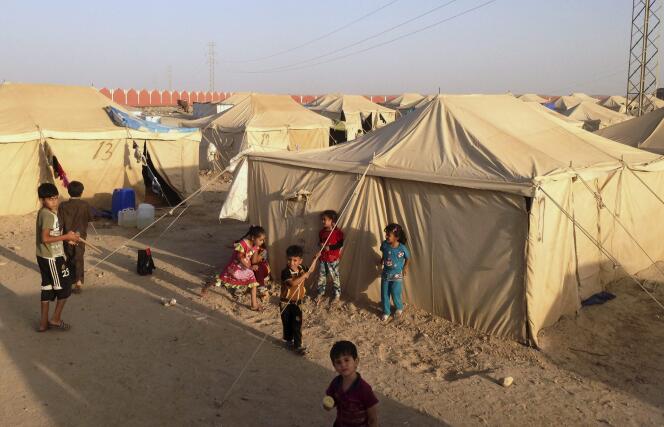Des enfants réfugiés venus de Ramadi dans un camp à Habbaniyah à l'ouest de Bagdad, le 13 mai.