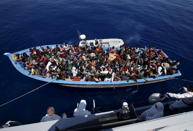 Une embarcation de migrants d'Afrique subsaharienne au cours d'une opération de sauvetage menée par la marine italienne au large des côtes de la Sicile , jeudi 14 mai.