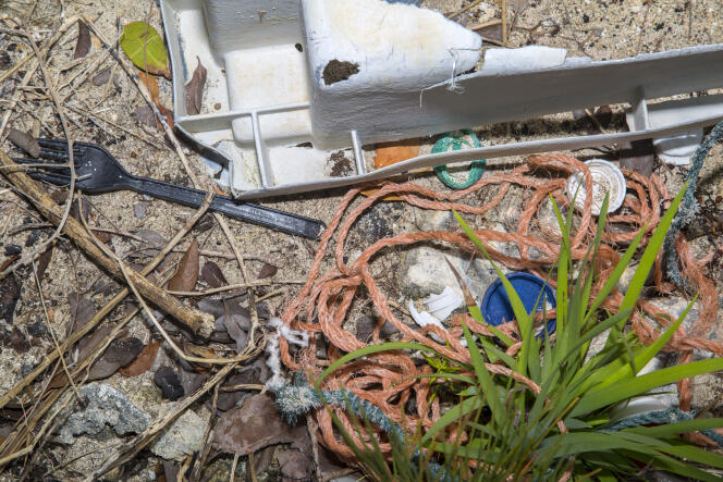 Des déchets sur une place aux Bermudes, où l'expédition Race for Water collecte les plastiques.