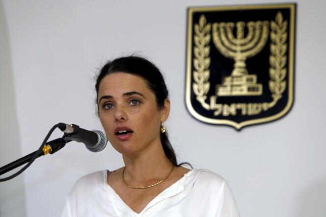 La ministre de la justice israélienne, Ayelet Shaked, du parti nationaliste Foyer juif, s'exprime lors d'une cérémonie au ministère de la justice, à Jérusalem, le 17 mai 2015.