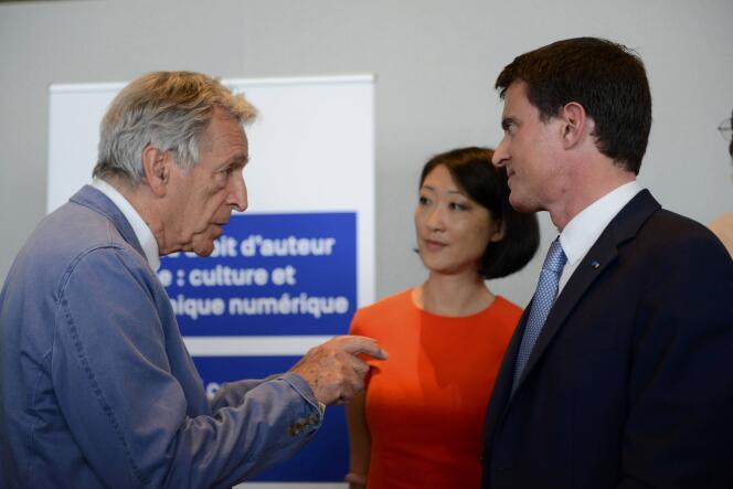 Manuel Valls (à droite) et Fleur Pellerin (au centre) avec le cinéaste Costa Gavras lors d'une conférence de presse au 68e Festival de Cannes, le 17 mai 2015.