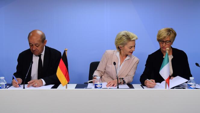 Les ministres de la défense français (Jean-Yves Le Drian), allemand (Ursula von der Leyen) et italien (Roberta Pinotti, cosignataire de cette tribune) paraphent un accord pour le développement d’un drone de combat européen, à Bruxelles, le 18 mai 2015.