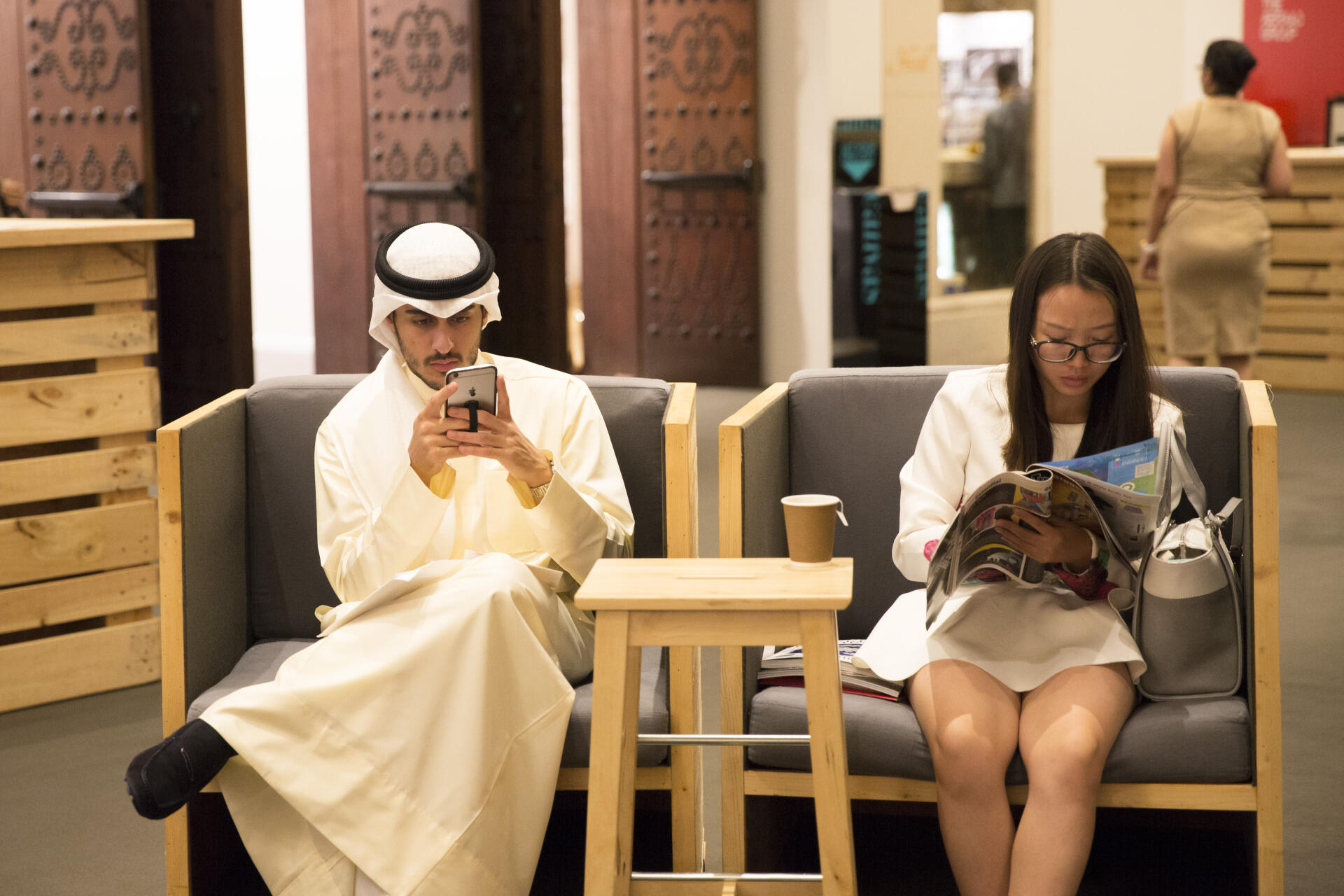 Tradition et modernité, principes religieux et expression artistique : les foires d'art des Emirats doivent compter avec nombre de paradoxes.