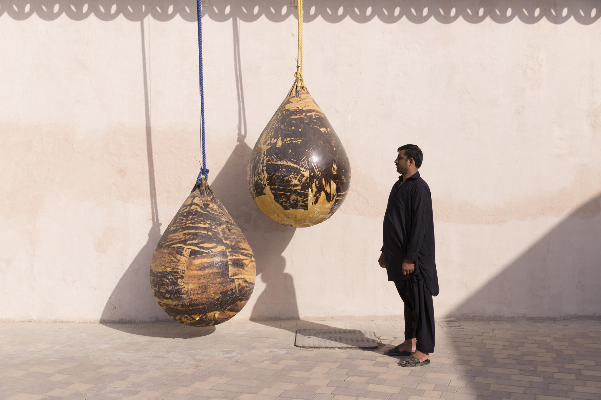 Un visiteur examine “Untitled (Buoy)”, une œuvre de l'Américain Mark Bradford, lors de la biennale de Chardja, le 4 avril 2015.