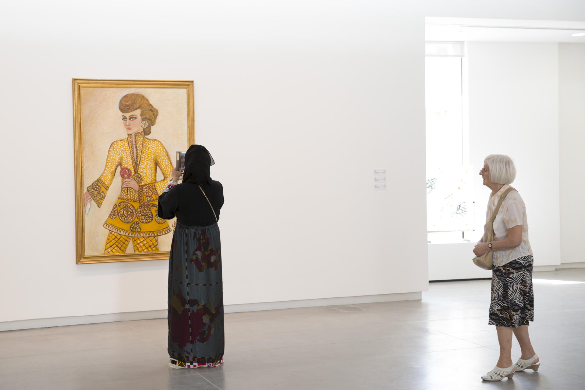 Le 5 mars 2015, lors de l'ouverture de la biennale de Chardja, une visiteuse prend en photo une œuvre de Fahrelnissa Zeid.