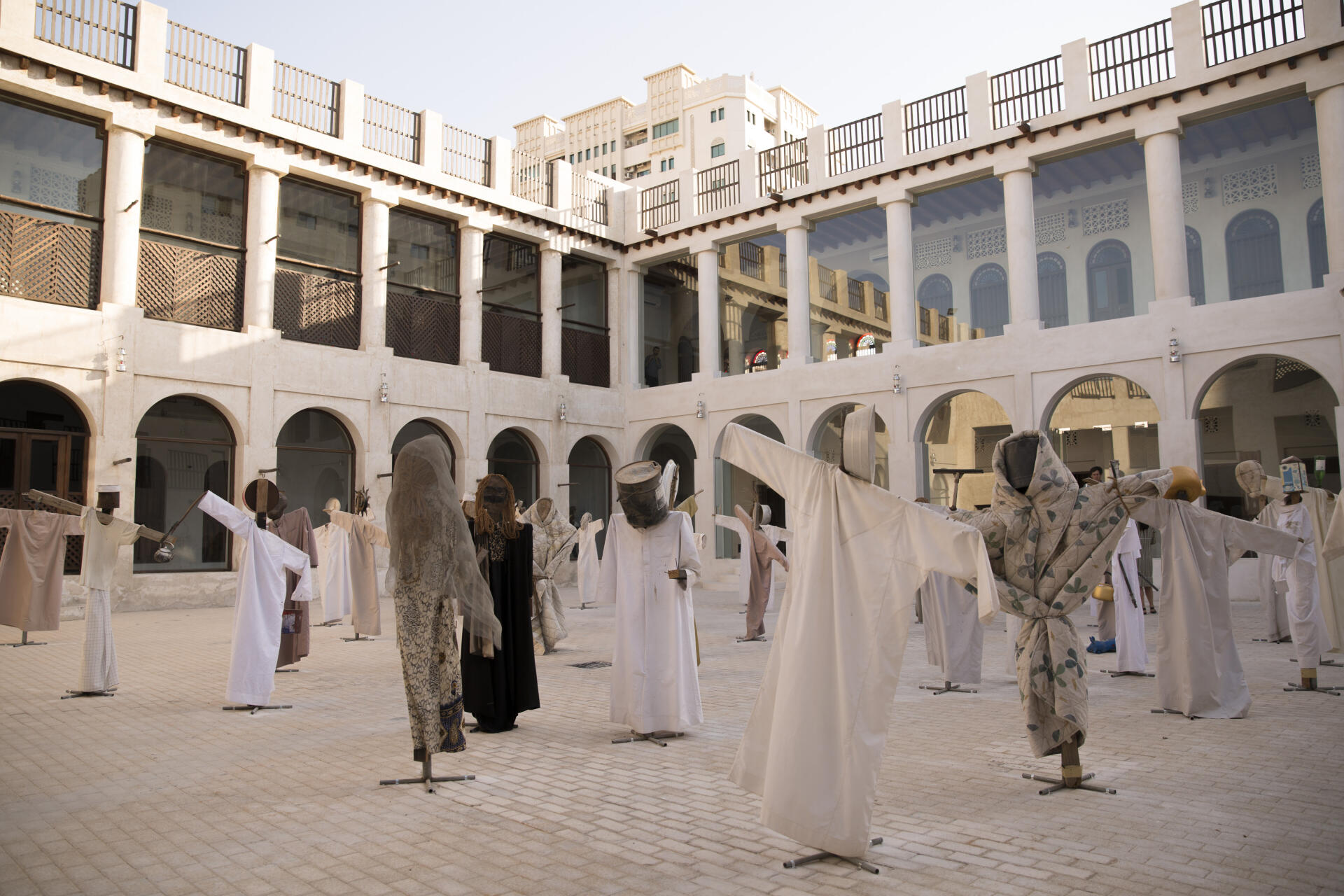 "Epouvantails”, une installation de l'artiste émirati Abdullah Al Saadi exposée à la biennale de Chardja.