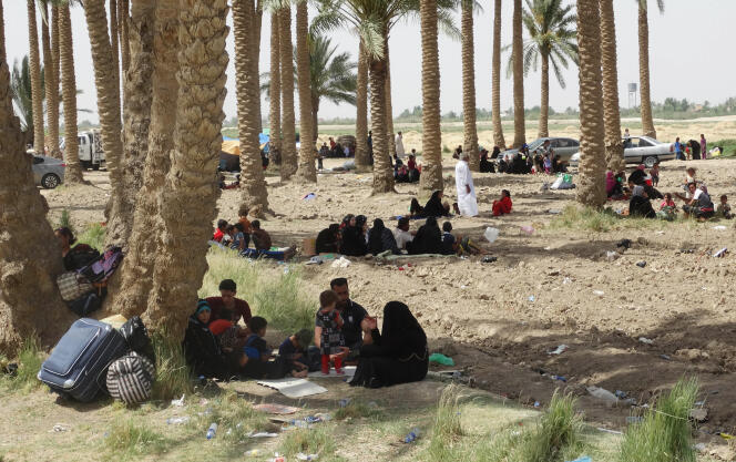 Des réfugiés irakiens, quelques jours après la prise de Ramadi par l'Etat islamique le 18 mai 2015.