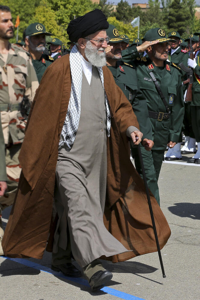 Le guide suprême iranien, l'ayatollah Ali Khamenei, le 20 mai 2015, à Téhéran, lors d'une revue des gardes de la révolution.