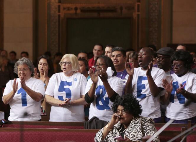 Des militantes applaudissent à l'annonce du vote de la hausse du salaire minimum par la ville de Los Angeles, en Californie, le 19 mai.