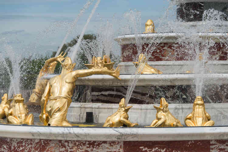 La fontaine, pièce montée à quatre gradins en marbre, rouge et vert, est composée de 74 jets d’eau et 74 figures sculptées en plomb, qui ont été restaurées et redorées au moyen de 35 000 feuilles d’or.