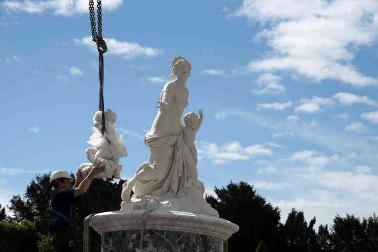 Après restauration, le trio sculpté dans le marbre de Carrare, mère et enfants, est replacé au sommet du monument.