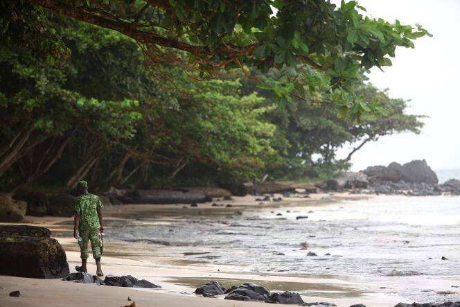 Un parc national au Gabon, entre la foret tropicale, la savane et les plages, surveillé par un éco-garde.