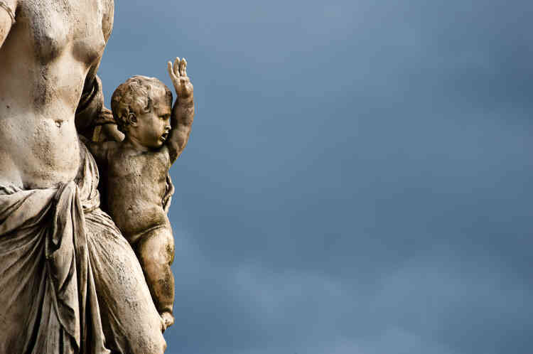 Gros plan sur la statue de Latone avant restauration. Elle serre, dans ses jupons, Diane et Apollon, les deux enfants illégitimes qu’elle aurait eus de Jupiter, provoquant le courroux de Junon, son épouse.