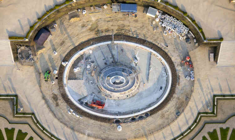 Le monument du bassin de Latone a été entièrement démonté pour sa restauration. Un chantier suivi en direct sur Internet par le public et in situ grâce à un échafaudage circulaire.