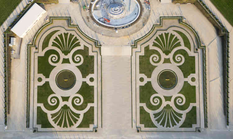 Gros plan sur les broderies de gazon qui ont été replantées selon le dessin même de Le Nôtre, tel que le montre le plan du jardin datant de Louis XV et qui servit de modèle pour la restauration des plantations.