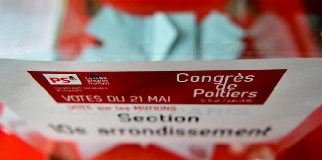 Vote sur les motions du Parti socialiste, dans le local de la section du 10e arrondissement de Paris, le 21 mai.