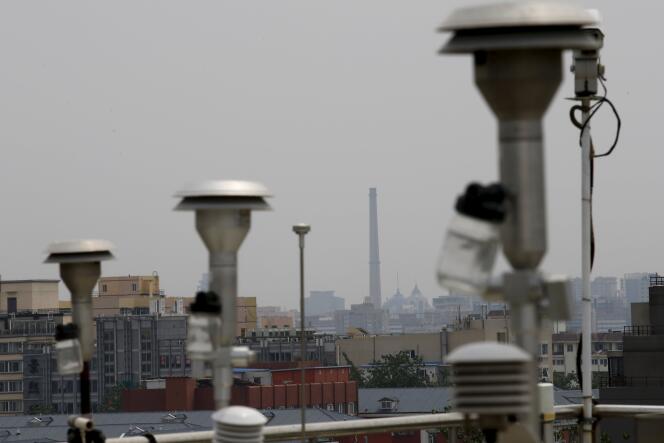 Capteur pour prélever l'air à Pékin dans un ciel pollué, en mai 2015.