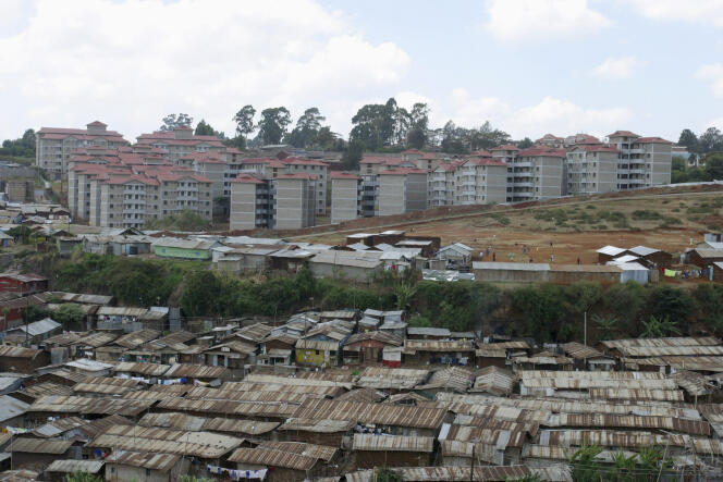 Un  programme immobilier remplace peu à peu un bidonville à Nairobi.