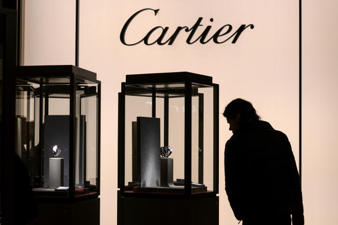 Sur  un marché des bijoux et de l'horlogerie en difficulté, Cartier, marque du groupe Richemont , reste une référence.