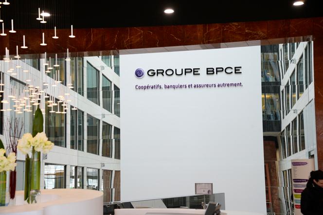 Le logo de BPCE, au siège du groupe, à Paris, en 2015.