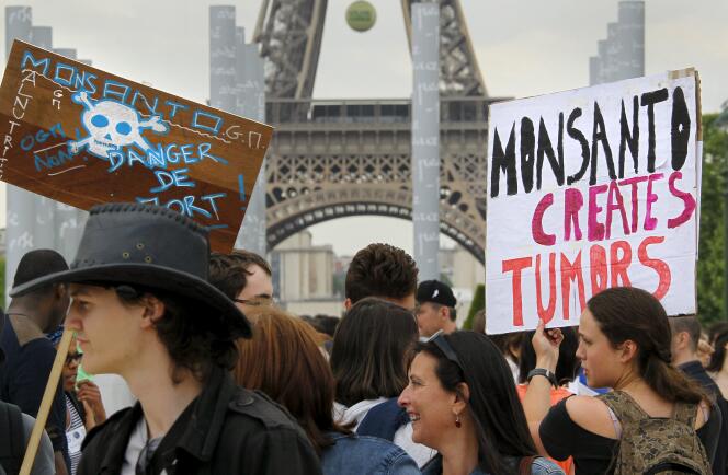 Marche de protestation contre l’utilisation du glyphosate, présent dans l’herbicide Roundup fabriqué par le groupe Monsanto, à Paris, en mai 2015.