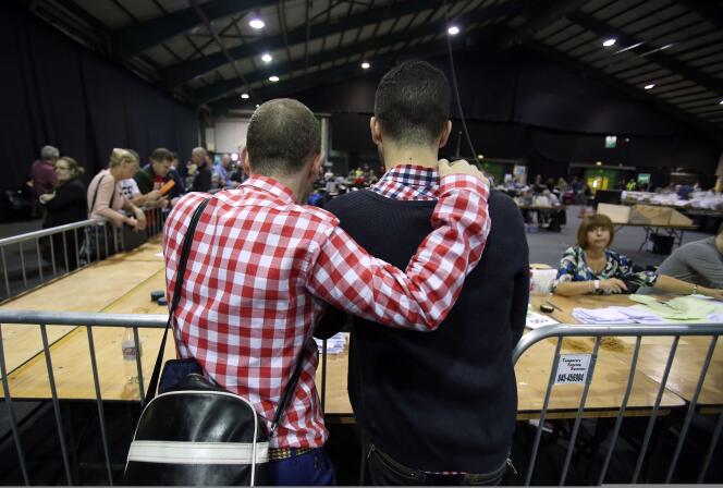 Un couple assiste au dépouillement du référendum sur le mariage homosexuel, à Dublin.