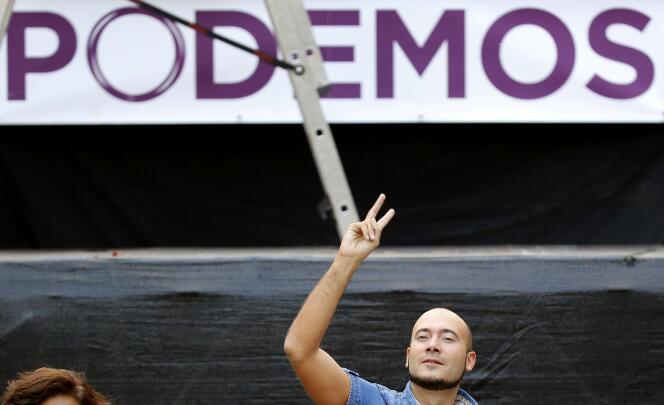Un partisan de Podemos, le 24 mai, à Madrid.