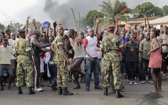 Des manifestants burundais font face aux militaires, à Bujumbura, le 22 mai.