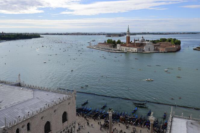 En 600 passages par an, les navires géants déversent 1 million de touristes sur les restaurants et les commerces de souvenirs de Venise.