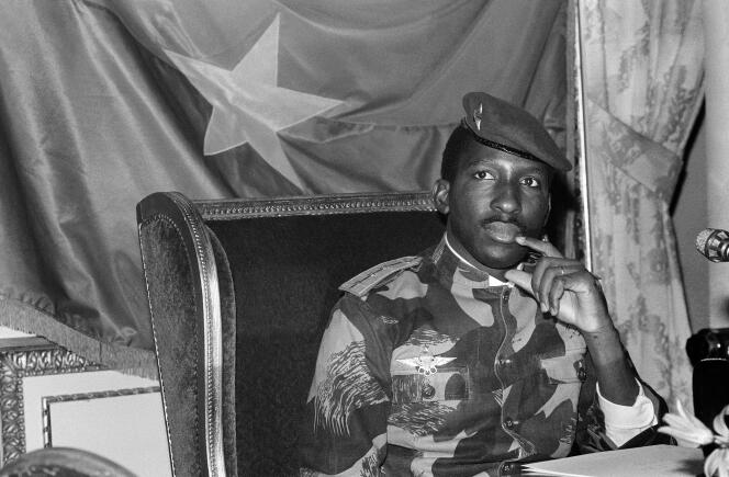 Le capitaine Thomas Sankara, alors président du Burkina Faso, lors d'une conférence de presse donnée à Paris en février 1986.