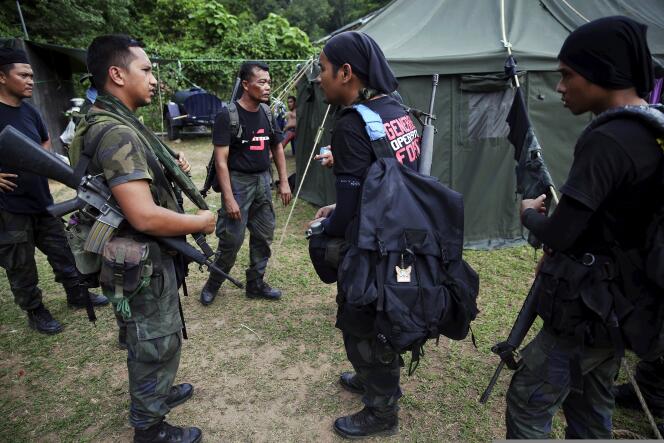 Selon la presse malaisienne, les fosses communes contiendraient les corps de centaines de migrants venus de Birmanie et du Bangladesh via la Thaïlande.