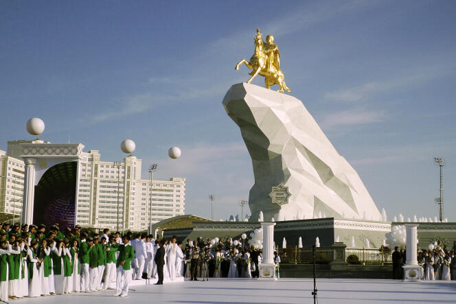 La statue à cheval de Gourbangouli Berdimoukhamedov, inaugurée le 25 mai à Achkhabad, en marbre, bronze et feuilles d'or.