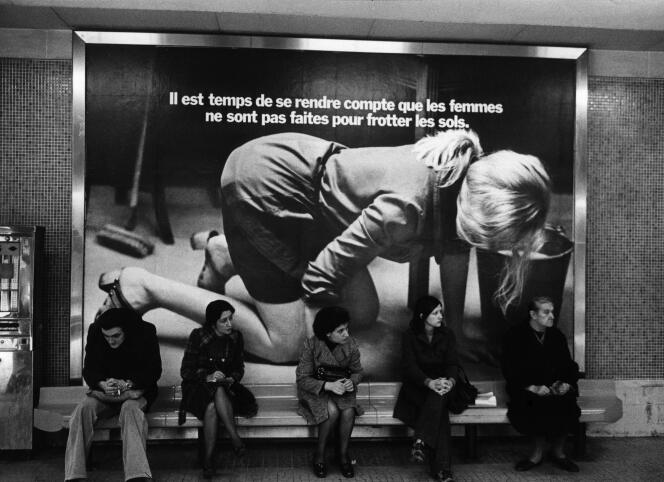 Vers 1974, à Paris. Une affiche publicitaire dans le métro inspirée par la libération  des mœurs et la montée  du féminisme.