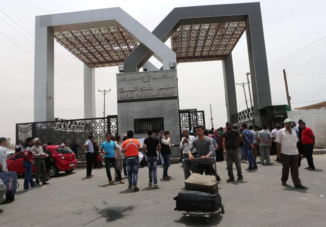 Des Palestiniens arrivant d'Egypte arrivent dans la bande de Gaza après avoir passé la frontière par le point de passage de Rafah. AFP PHOTO / SAID KHATIB