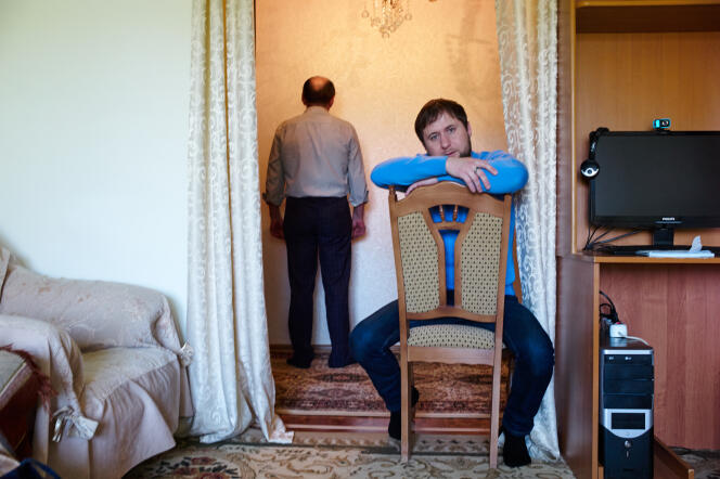 L’ex-policier Alikhan Akhmetov, le 20 mai, chez ses parents, où il vit cloîtré depuis sept ans après avoir été torturé alors qu’il enquêtait sur un meurtre mettant en cause un proche de Kadyrov.