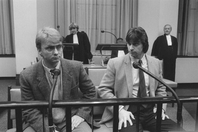 Willem Holleeder (à droite) lors de son procès à Amsterdam, le 22 janvier 1987.