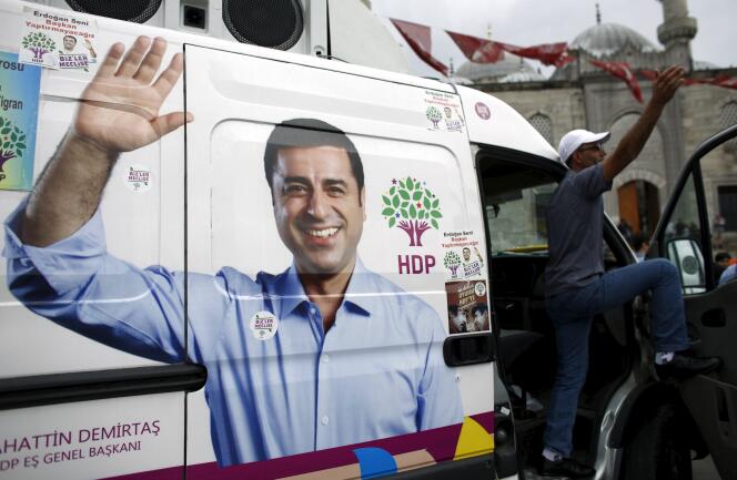 Un minibus de campagne du parti prokurde HDP arborant une photo du leader du parti  Selahattin Demirtas, Istanbul le 28 mai.