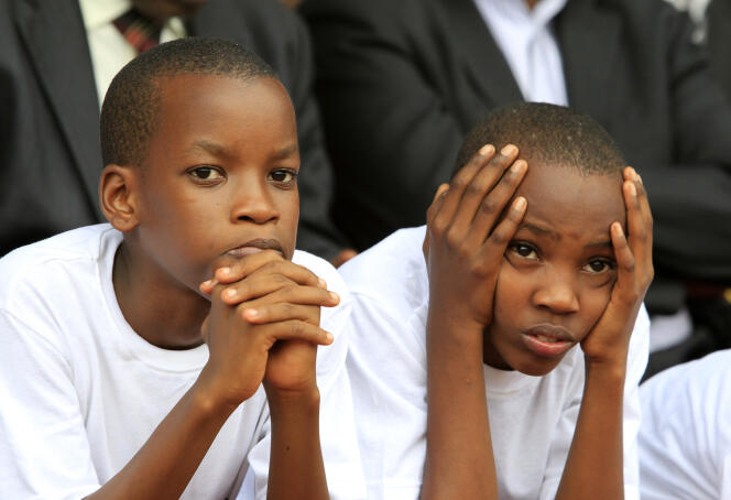 Deux jeunes Rwandais, lors des commémorations du génocide en avril 2014.