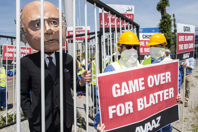 Un activiste avec un masque du président de la FIFA, Sepp Blatter, dans une cage durant une manifestation à Zurich, jeudi 28 mai.
