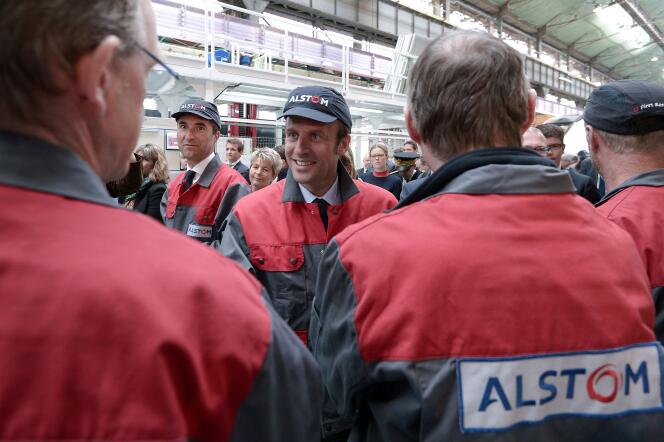 Le ministre de l'économie, Emmanuel Macron, lors de sa visite de l'usine d'Alstom Transport, à Belfort, le 28 mai.