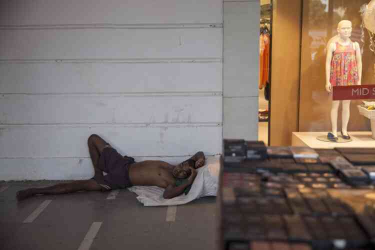 Un sans-abri dans une rue de New Delhi. Les autorités de la ville ont commandé des rafraîchisseurs d'air pour les foyers d'accueil de sans-abri – une des populations les plus touchées par la canicule –, souvent des baraques en tôle sans fenêtre où la température à l'intérieur atteint des sommets.
