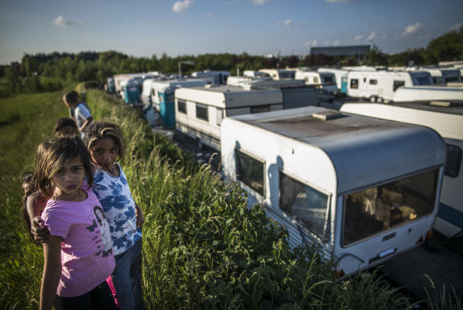Rencontre avec la famille Demestre dans le camp des gens du voyage. Commune de Watrelos, le 26 mai 2015 .  