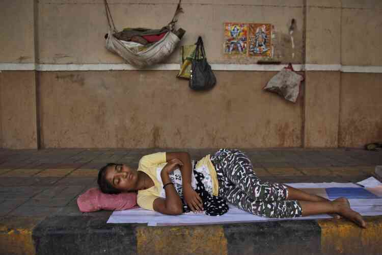 Une femme dort sur un trottoir à Ahmadabad, principale ville de l'Etat du Gujarat, au nord-ouest de l'Inde. La situation est rendue d’autant plus complexe que les coupures électriques sont fréquentes, le réseau étant saturé par les climatiseurs.