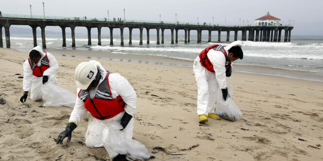Des volontaires nettoient la plage de Manhattan, en Californie, après une mystérieuse pollution pétrolière, le 28 mai.