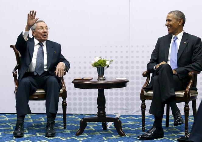 Le président cubain, Raul Castro (à gauche), aux côtés de son homologue américain Barack Obama, le 11 avril 2015.