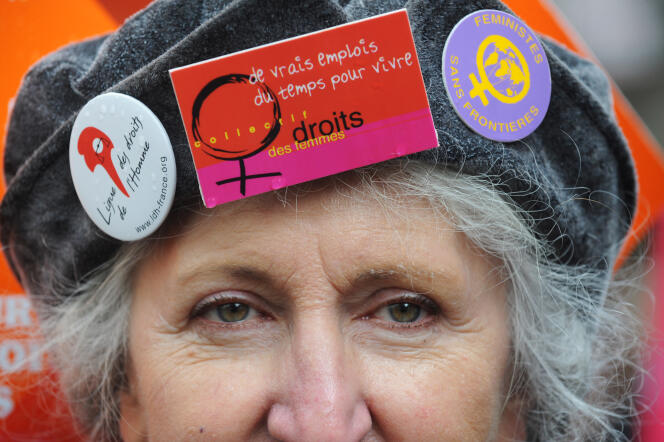 Pendant une manifestation de défense de l'égalité hommes-femmes au travail, à Paris, en octobre 2009.