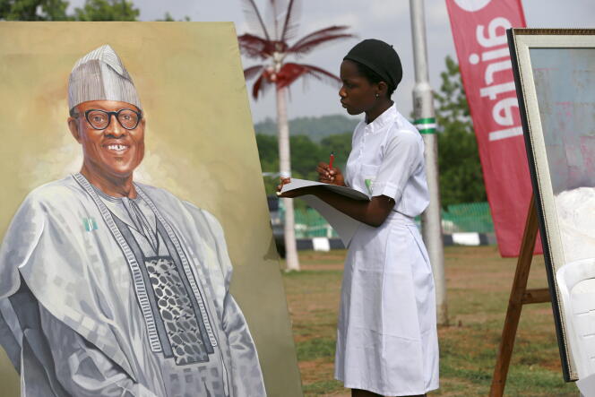 Un étudiant en art peint le président Muhammadu Buhari, le 27 mai à Abuja.
